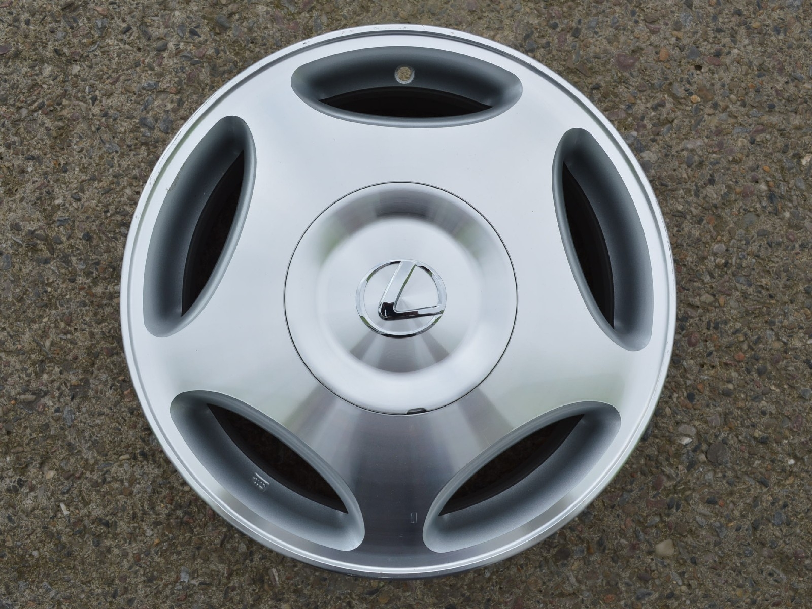 alu kolo Lexus 16