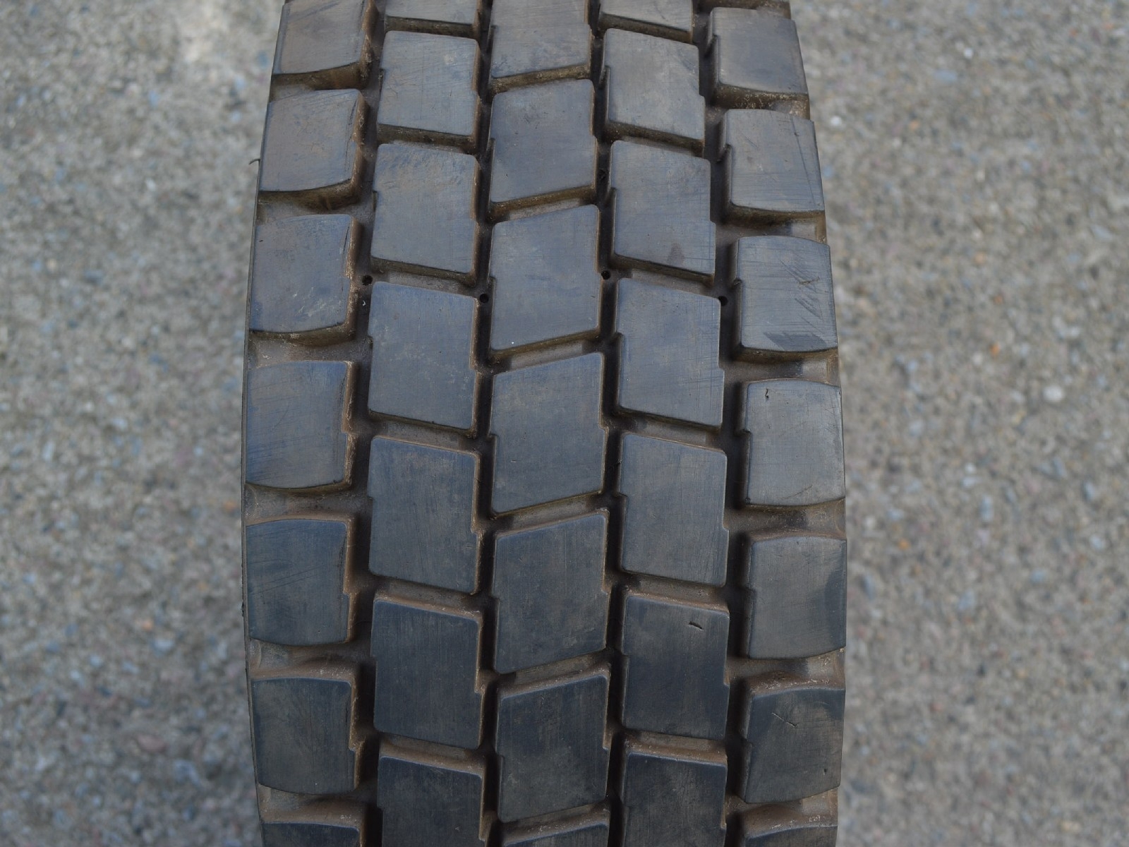 215/75/17.5  126/124M  Michelin XDE2 M+S, použitý celoroční pár