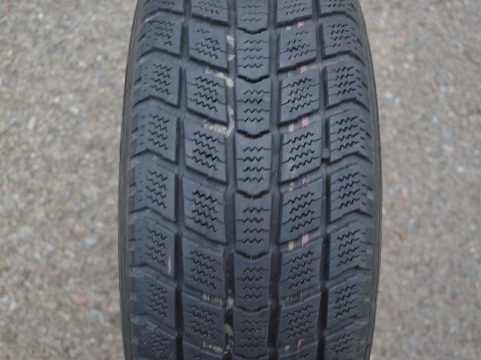 185/60/15C  94/92T  Roadstone Euro-Win 600, použitý zimní pár