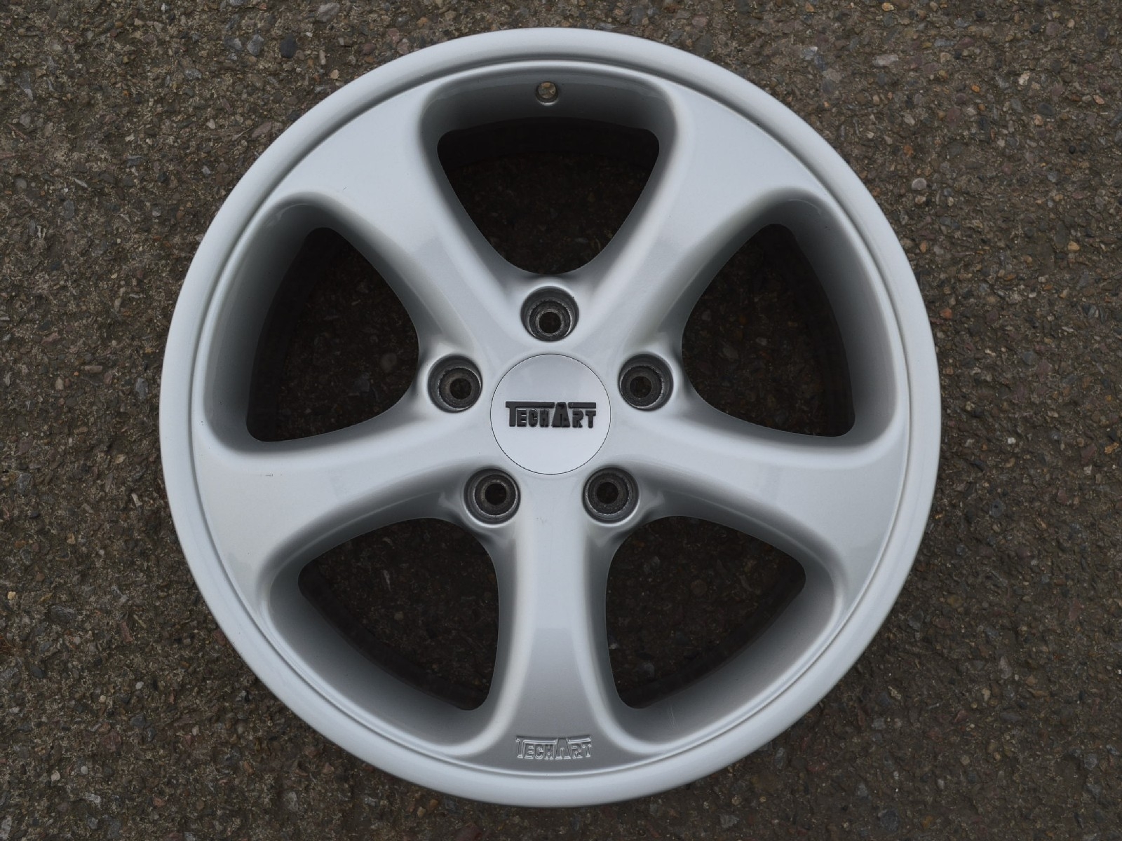 alu kola Techart 18