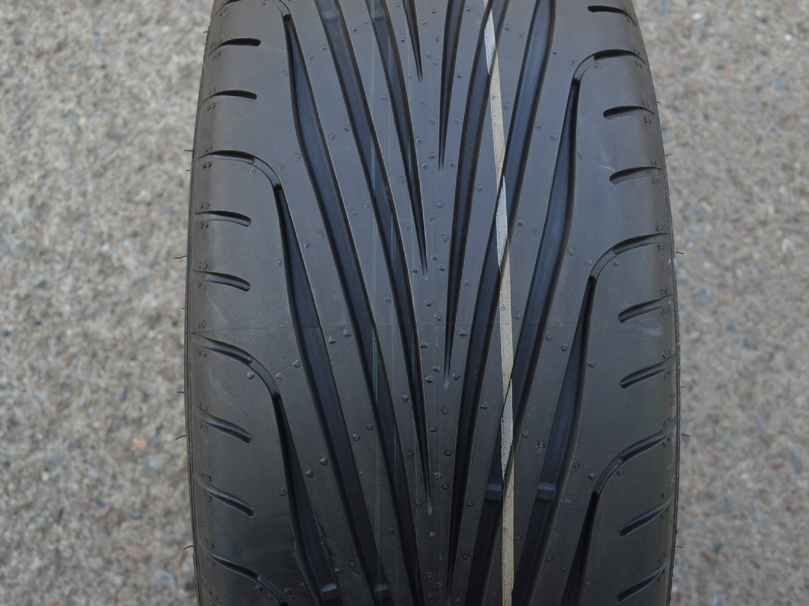 235/50/18  97V  Goodyear Eagle F1, letní