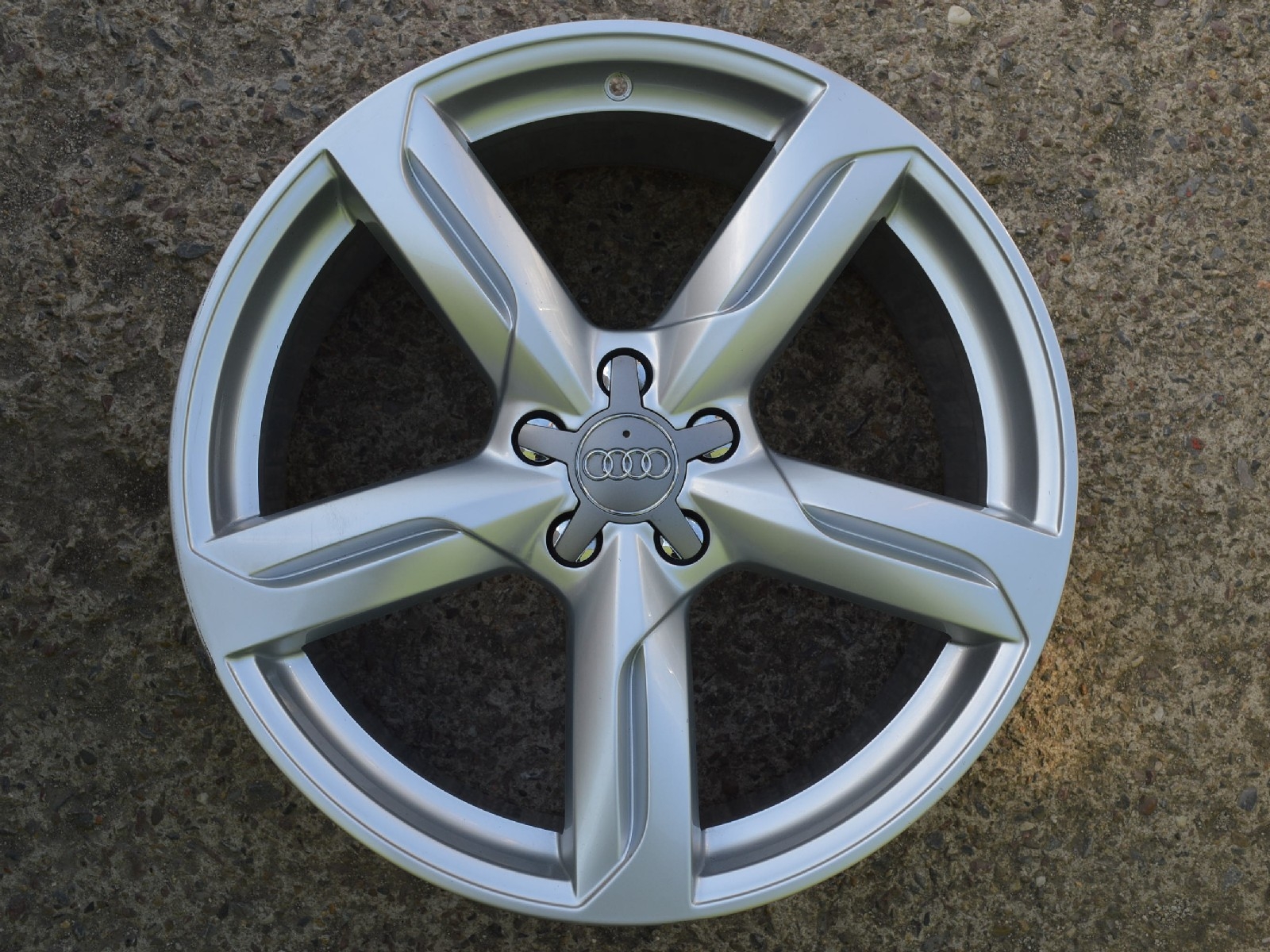 alu kola Audi 20