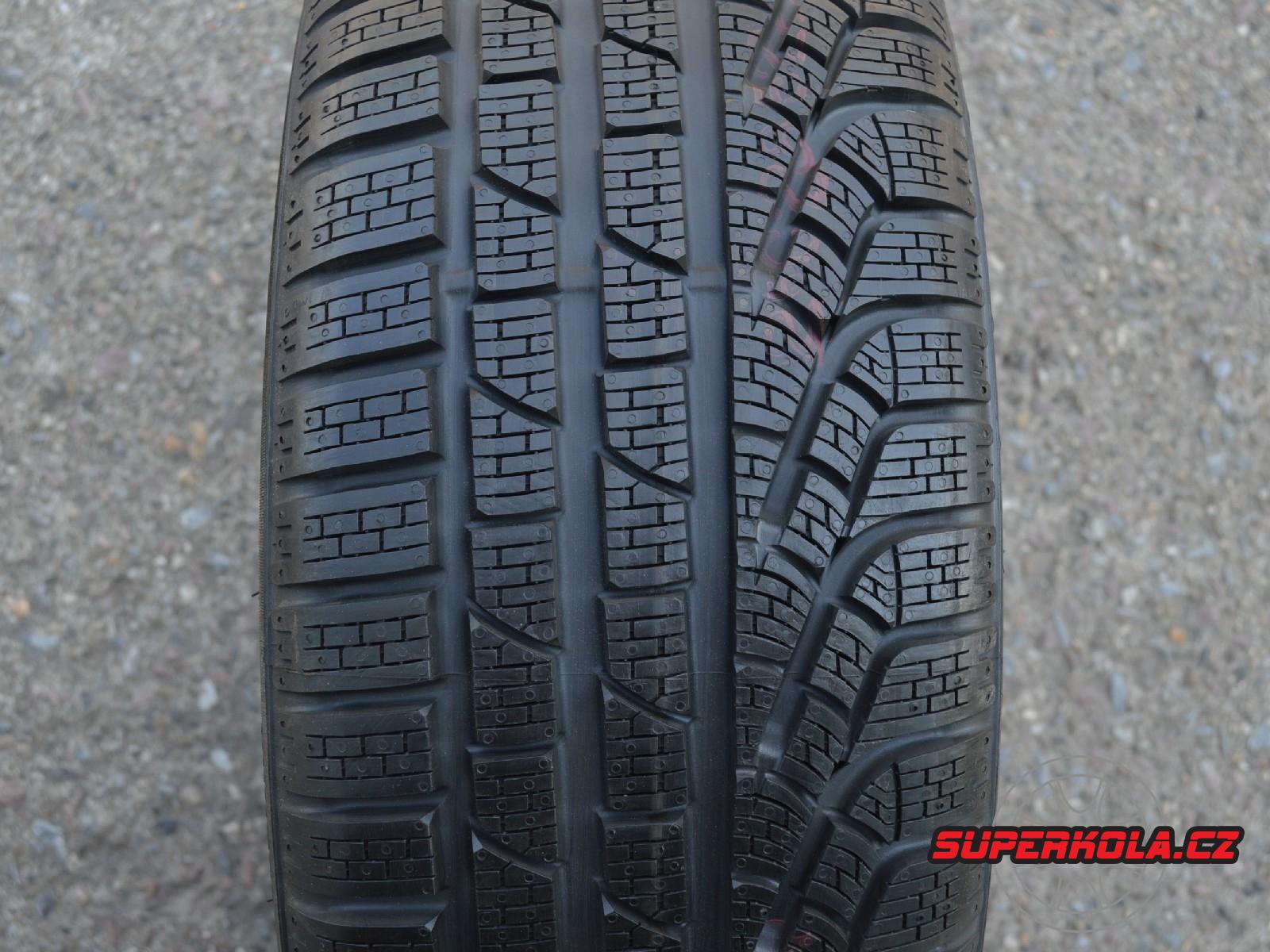 215/45/18  93V  Pirelli SottoZero Winter 240 serie II MO, zimní