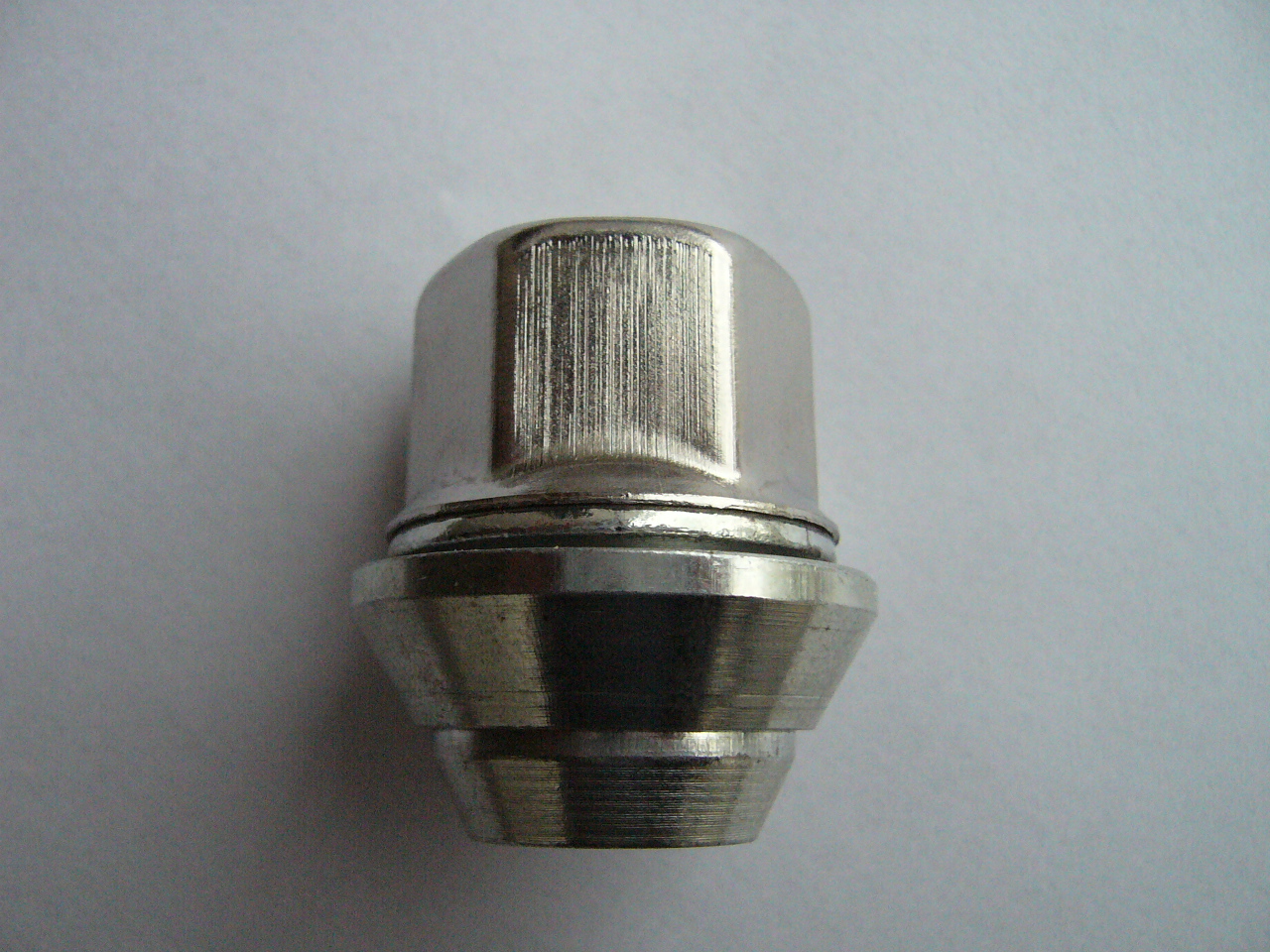 matice pro originální alu kola Ford  M12 x 1,5  mm,  průměr otočného sedla 27 mm