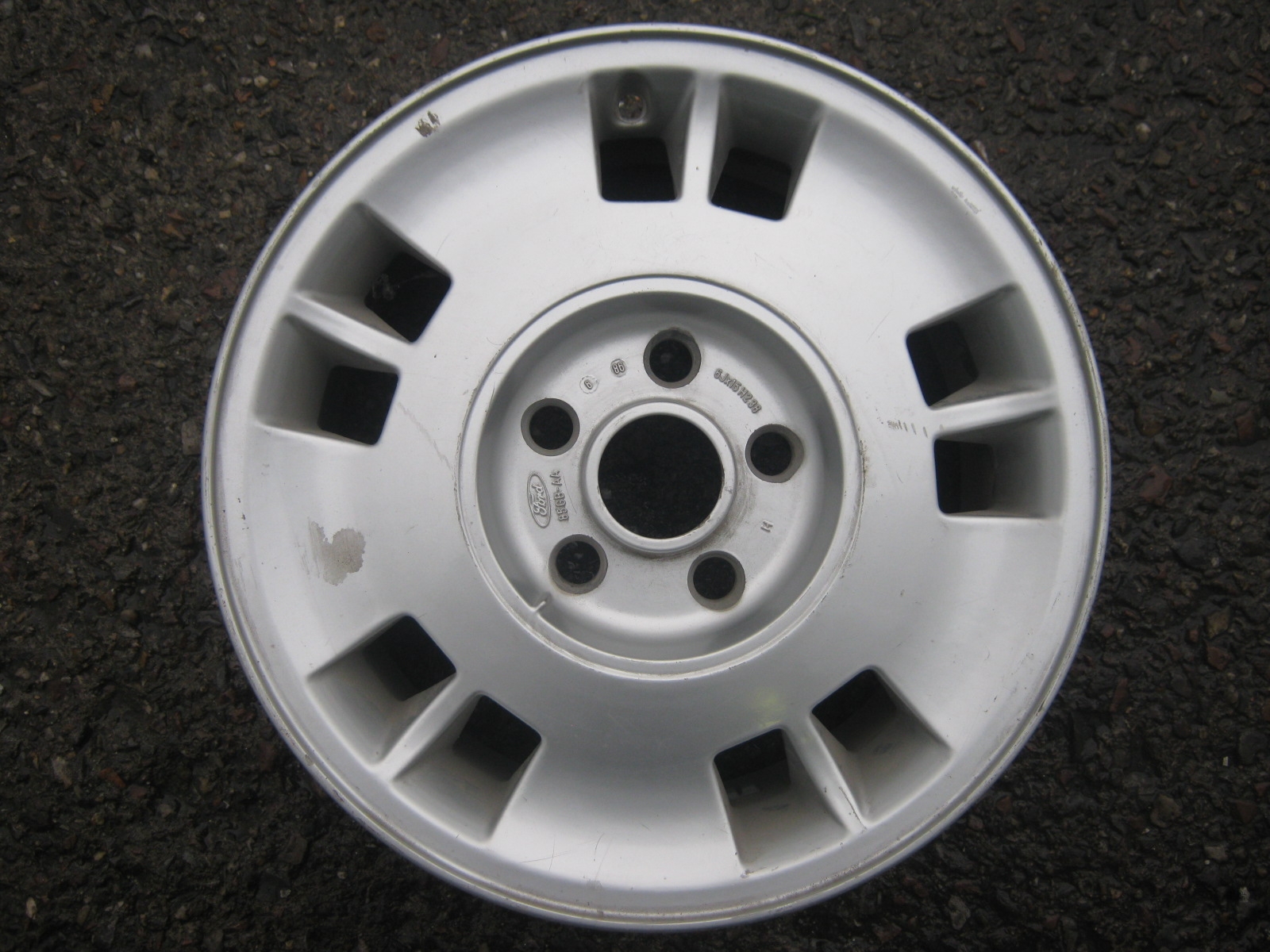 alu kolo Ford 15